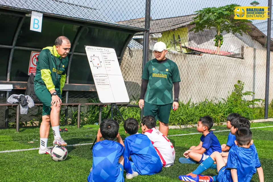 BSS Bintaro coaches sharing match insights with players