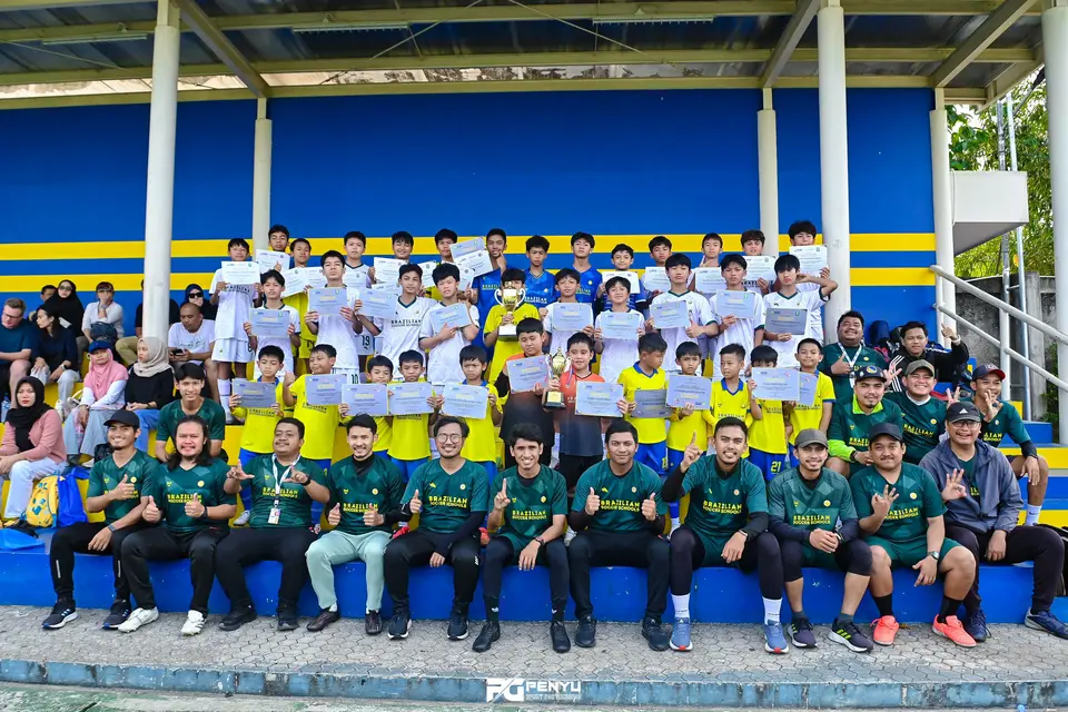 Licensed BSS Bintaro coach guiding young players